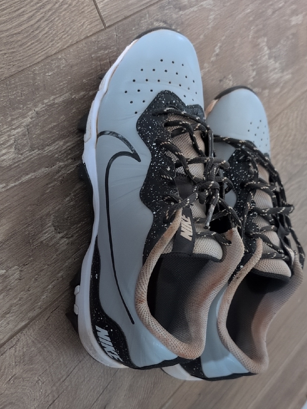 Nike Men's Gray and Black Speckled Baseball Cleats